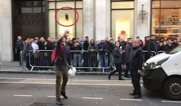 Clip: Thanh niên cố đập nát iPhone X để thử độ bền và cái kết bất ngờ