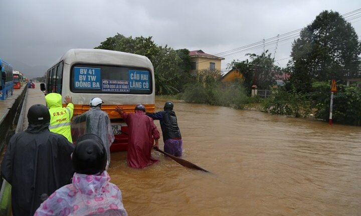 Công an Huế thức trắng đêm giúp dân vượt lũ sau bão số 12