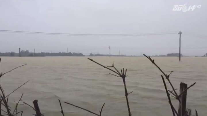Video: Sau bão, nước lũ mênh mông bao vây Quảng Nam