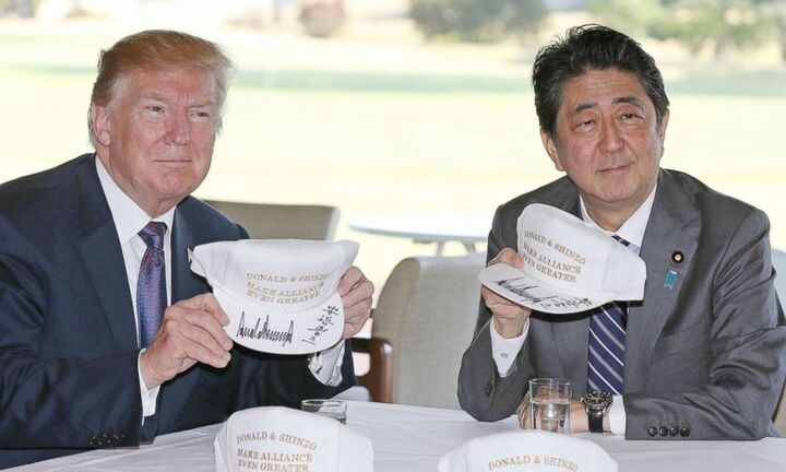 Tổng thống Trump chơi golf, kí tặng mũ với Thủ tướng Nhật Shinzo Abe