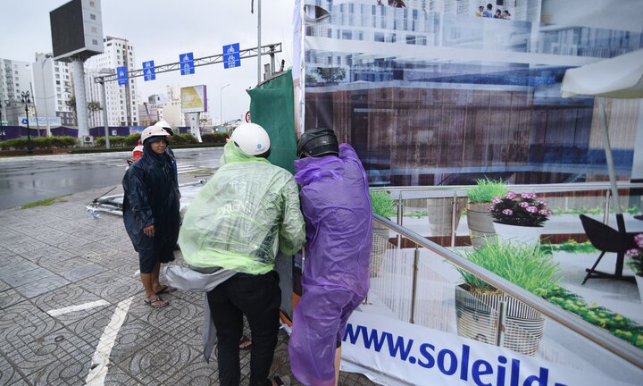 Ảnh: Người Đà Nẵng đội mưa dọn dẹp sau bão số 12, chuẩn bị đón APEC