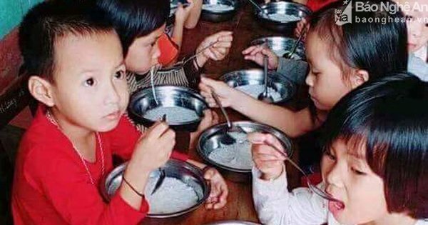Bữa ăn đạm bạc chỉ có miến luộc của trẻ mầm non khiến phụ huynh bức xúc