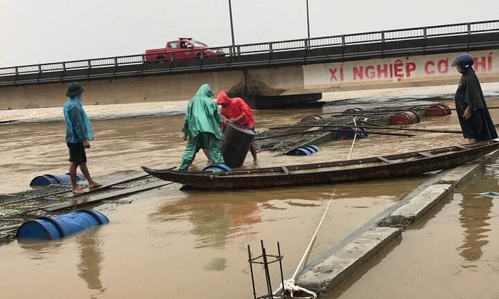 Ảnh: Bất chấp tử thần, dân Huế liều mình lao ra dòng nước lũ dữ cứu lồng cá
