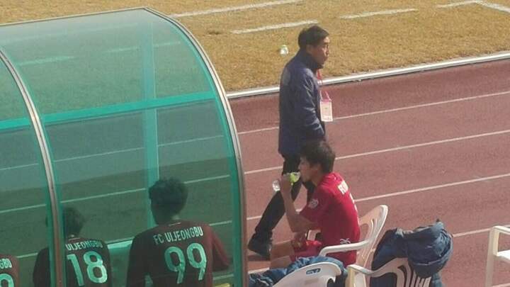 Xuân Trường đi cổ vũ đàn em ở Hàn Quốc, vội về nước không kịp bắt tay