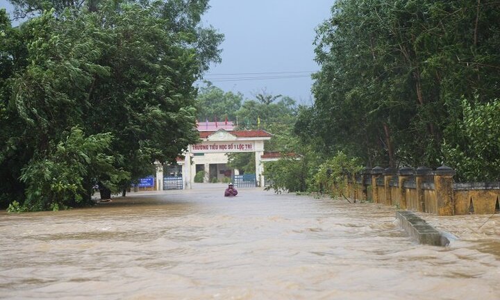 Lũ lên chưa đến 1 ngày, Huế đã có ít nhất 4 người chết và mất tích