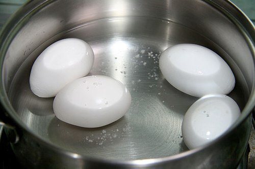 Mẹo luộc trứng cực dễ giúp việc bóc trứng trở nên đơn giản, không lo sát vỏ