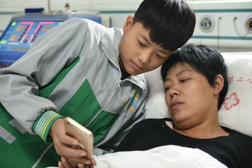 Xôn xao bức thư xin nghỉ học của cậu bé có mẹ mắc bệnh nặng