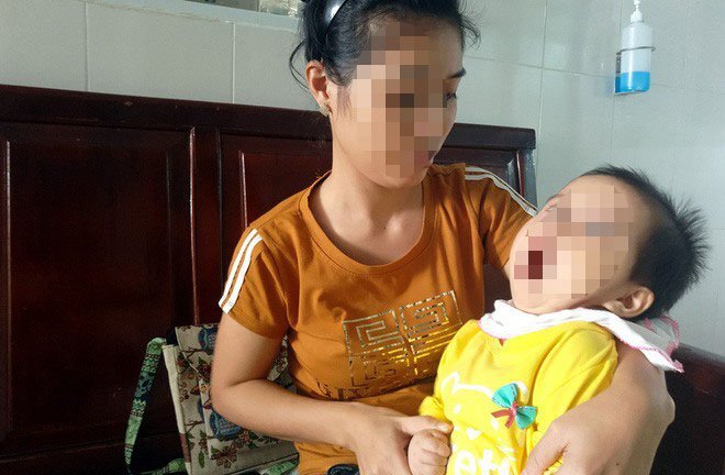 Bị côn trùng đốt, bé gái bị teo não, co quắp chân tay