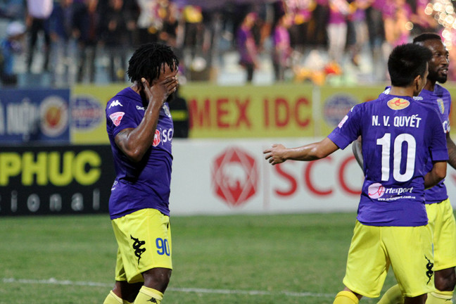 Ôm đồng đội ăn mừng, ngoại binh Hà Nội gặp tai nạn hài hước