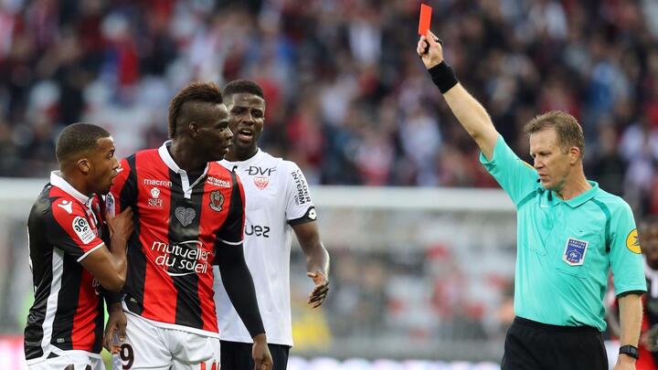 Video: Đối thủ ăn vạ thô thiển, Balotelli nhận thẻ đỏ oan ức