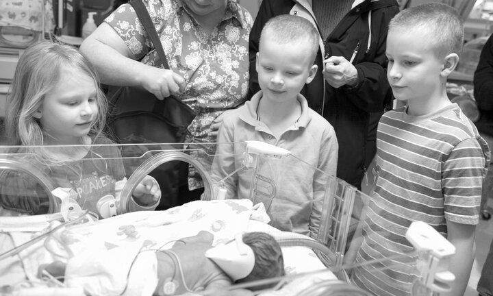 Xúc động người mẹ tổ chức liền 2 sinh nhật cho con gái trước khi con qua đời