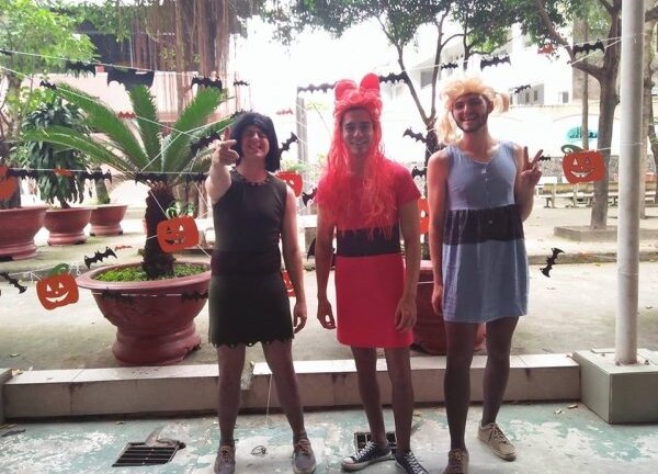 Dân mạng 'sốt xình xịch' vì thầy giáo Tây hóa trang 'Miss áo dài' quá đáng yêu