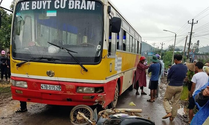 Trên đường đến trường, hai cha con bị xe buýt tông thương vong