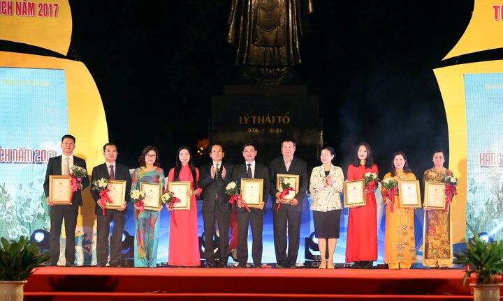 Tân Á Đại Thành nhận giải thưởng Hàng Việt Nam được người tiêu dùng yêu thích