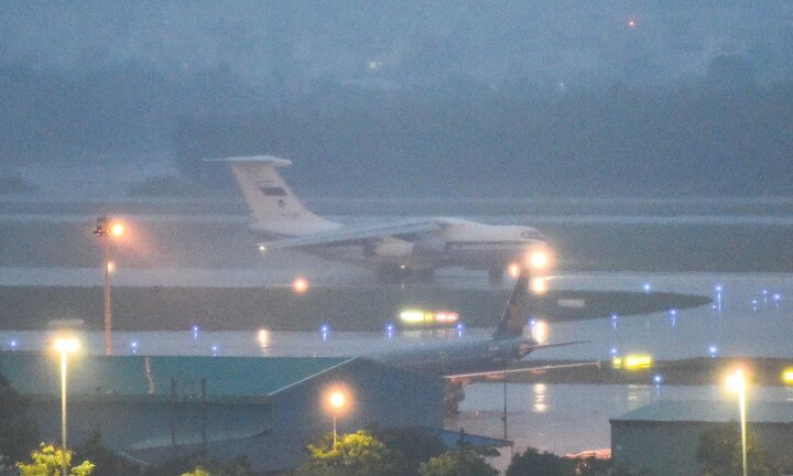 Máy bay vận tải Không quân Nga đến Đà Nẵng