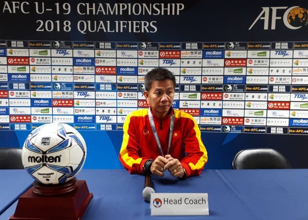 HLV Hoàng Anh Tuấn: Chỉ hài lòng với 3 điểm còn cầu thủ thì không