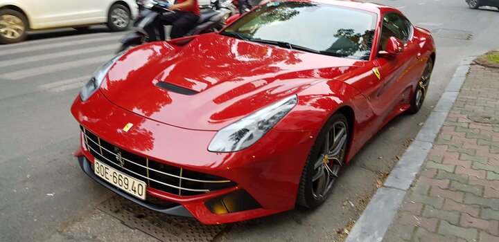 Cận cảnh 'ngựa Ý' Ferrari F12 Berlinetta, giá bán hơn 20 tỷ đồng