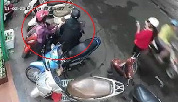Clip: Đôi nam nữ 'song kiếm hợp bích', móc cốp xe máy trộm đồ giữa chợ