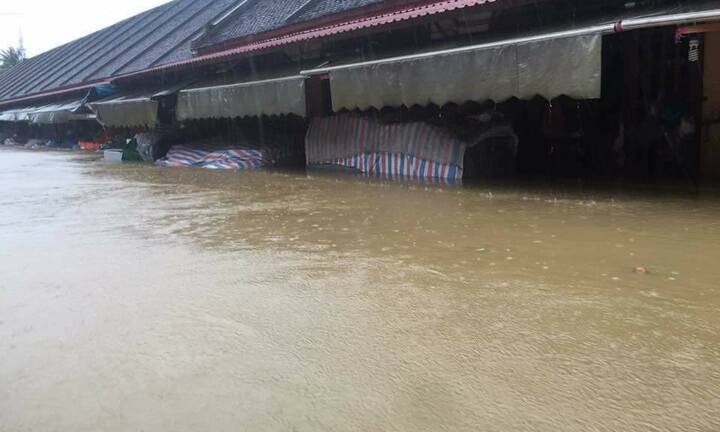 Ảnh: Nhà ngập đến nóc, dân Hội An ngán ngẩm ngồi trên cửa sổ nhìn mưa