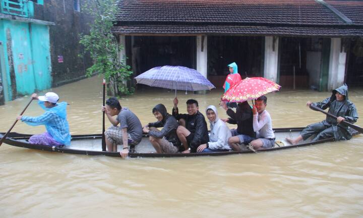 Nước lũ lên cao lịch sử, dân Huế kiếm tiền triệu mỗi ngày nhờ nghề ăn theo