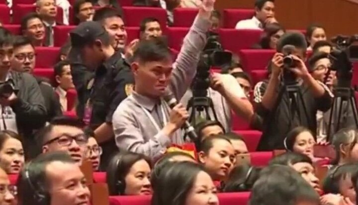 Video: 'Fan cuồng' của Jack Ma suýt lao lên sân khấu tặng quà cho thần tượng