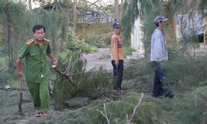 Ảnh: Khánh Hòa tan hoang sau bão số 12, người dân thức trắng đêm dọn dẹp