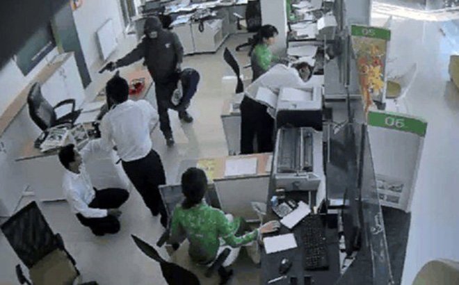 Đang đếm tiền trong ngân hàng ở Hà Nội, một phụ nữ bị giật 200 triệu đồng