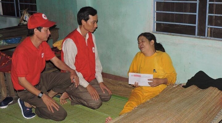 Người chết nằm đắp chiếu ở trụ sở ủy ban: Xót xa 3 mẹ con cùng bị vùi lấp trong nhà