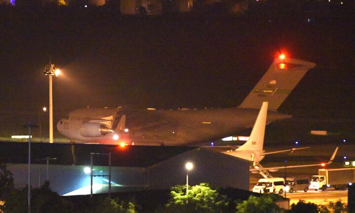 Cặp máy bay quân sự Mỹ lần lượt hạ cánh xuống Đà Nẵng