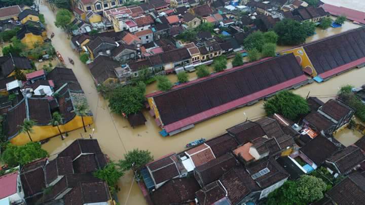 Ảnh: Phố cổ Hội An trắng màu nước lũ qua góc chụp flycam