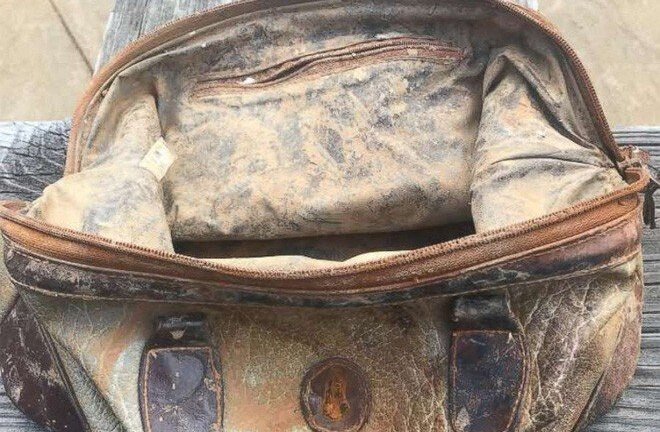Bất ngờ với chiếc túi vẫn còn nguyên vẹn sau 25 năm bị chôn vùi