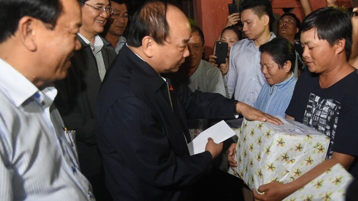 Thủ tướng lội nước, thăm hỏi người dân trong mưa lũ ở Hội An