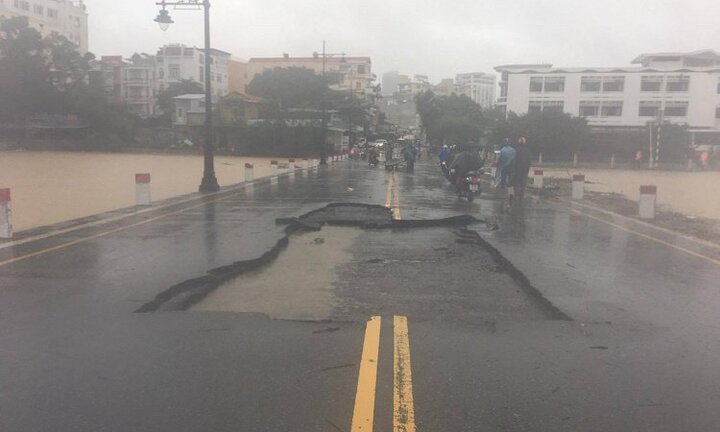 Công trình gần 20 tỷ đồng ở Huế vỡ toác sau khi lũ rút