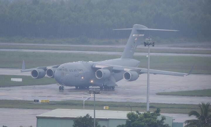 Video: Siêu vận tải cơ C-17 của Mỹ liên tục đáp xuống Đà Nẵng