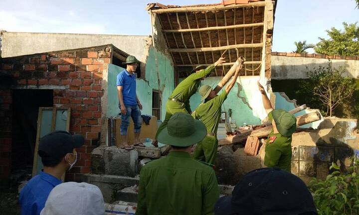 Ảnh: Công an Bình Định giúp dân sửa chữa nhà cửa sau bão số 12