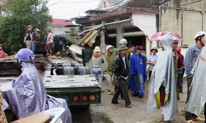 Xe container nổ lốp đâm sập nhà dân, 2 người thương vong