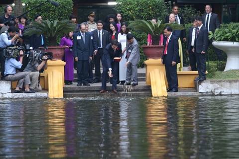 Ảnh: Thủ tướng Canada thăm Nhà sàn Bác Hồ, cho cá ăn