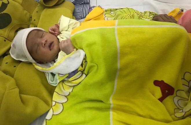 Nhỏ sữa mẹ để chữa đau mắt, em bé suýt thủng giác mạc