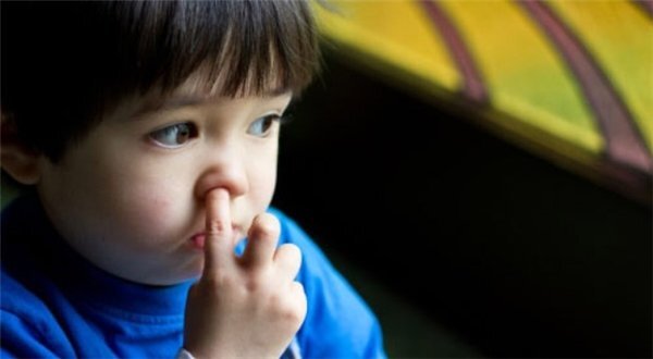 Tiết lộ bất ngờ lý giải vì sao trẻ con thích... ăn gỉ mũi