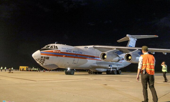Hình ảnh đầu tiên về IL-76 chở 40 tấn hàng Nga hỗ trợ Việt Nam tại sân bay Cam Ranh