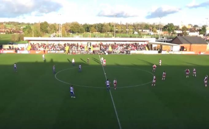 Nữ cầu thủ ghi bàn từ điểm giao bóng vào lưới Arsenal