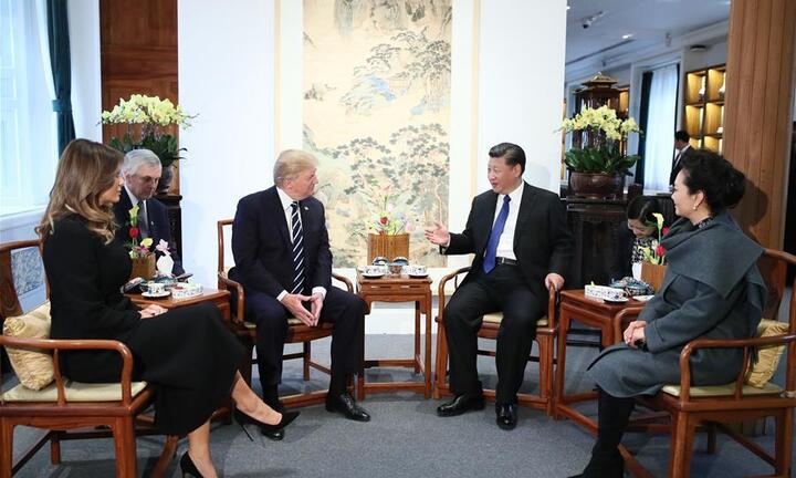 Video: ‘Nhân tố bí ẩn’ vợ chồng ông Trump mang theo khi đến TQ khiến ông Tập 'mê tít' là ai?