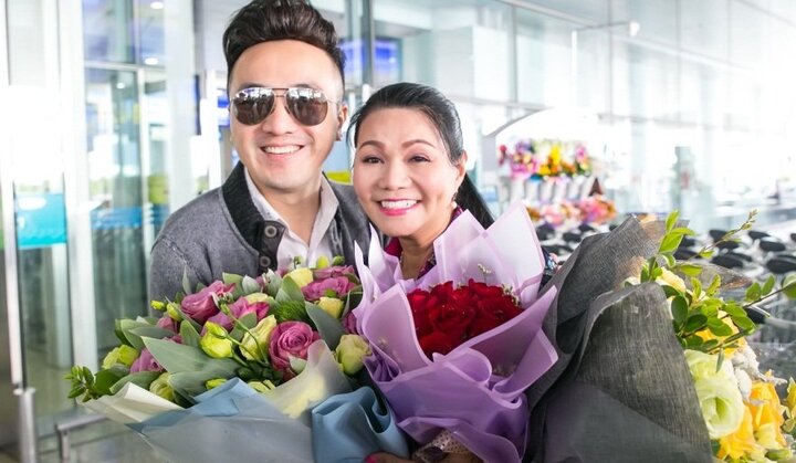 Nghệ sĩ cải lương Ngọc Huyền rạng rỡ về nước