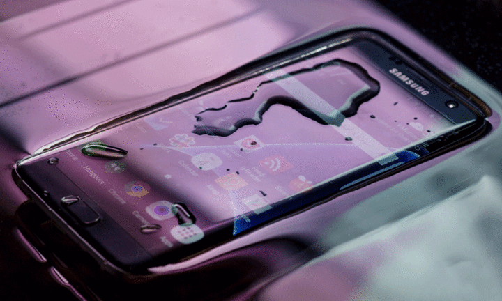 Khách hàng 'tố' điện thoại Galaxy S8 vừa xuống nước đã 'chết' màn hình, Samsung nói gì?