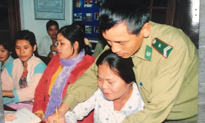 Tâm sự xúc động của thầy giáo quân hàm xanh mở hơn 100 lớp xóa mù chữ