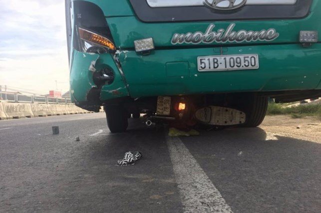 Chở cháu đi học, 3 ông cháu bị xe khách cuốn vào gầm