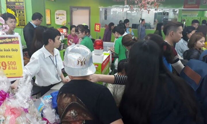 Trẻ nghĩ gì khi chứng kiến mẹ cố chen lấn, không xếp hàng ở siêu thị?