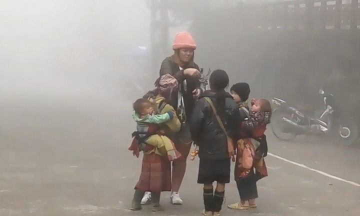 Video: Chiêu thức ép khách du lịch mua hàng của trẻ em Sapa