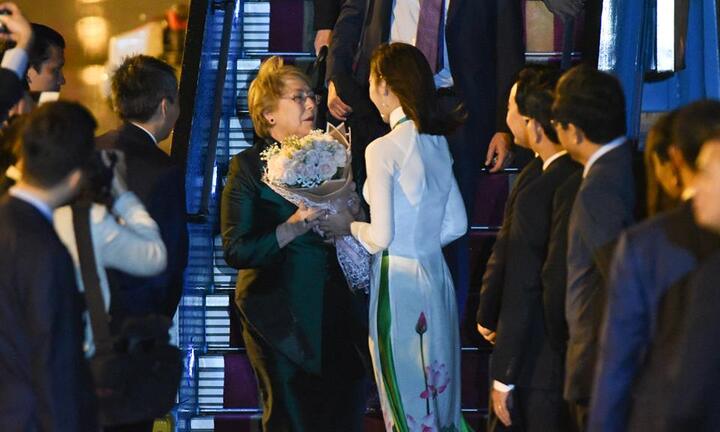 Nữ Tổng thống Chile vui vẻ nhận bó hoa của cô gái Việt