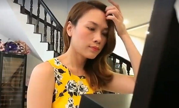 Video: Fan phấn khích khi Mỹ Tâm vừa đàn vừa hát live 'Đừng hỏi em'